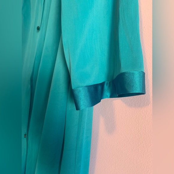 Vintage Vanity Fair Nightgown and robe set in a beautiful teal blue colour - Picture 13 of 16